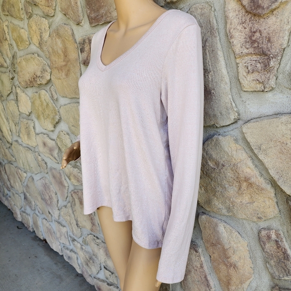 AMERICAN EAGLE | Light Pink Long Sleeve Soft and Lightweight V-Neck Sweater - Picture 2 of 8